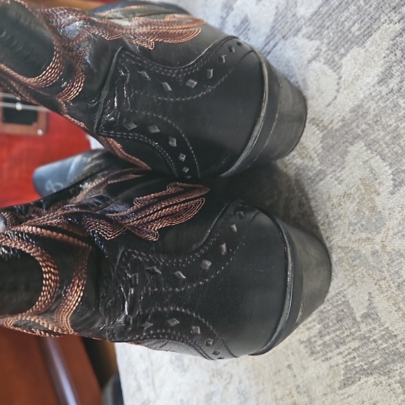 ARIAT Snip Toe Black Boots - Picture 8 of 16